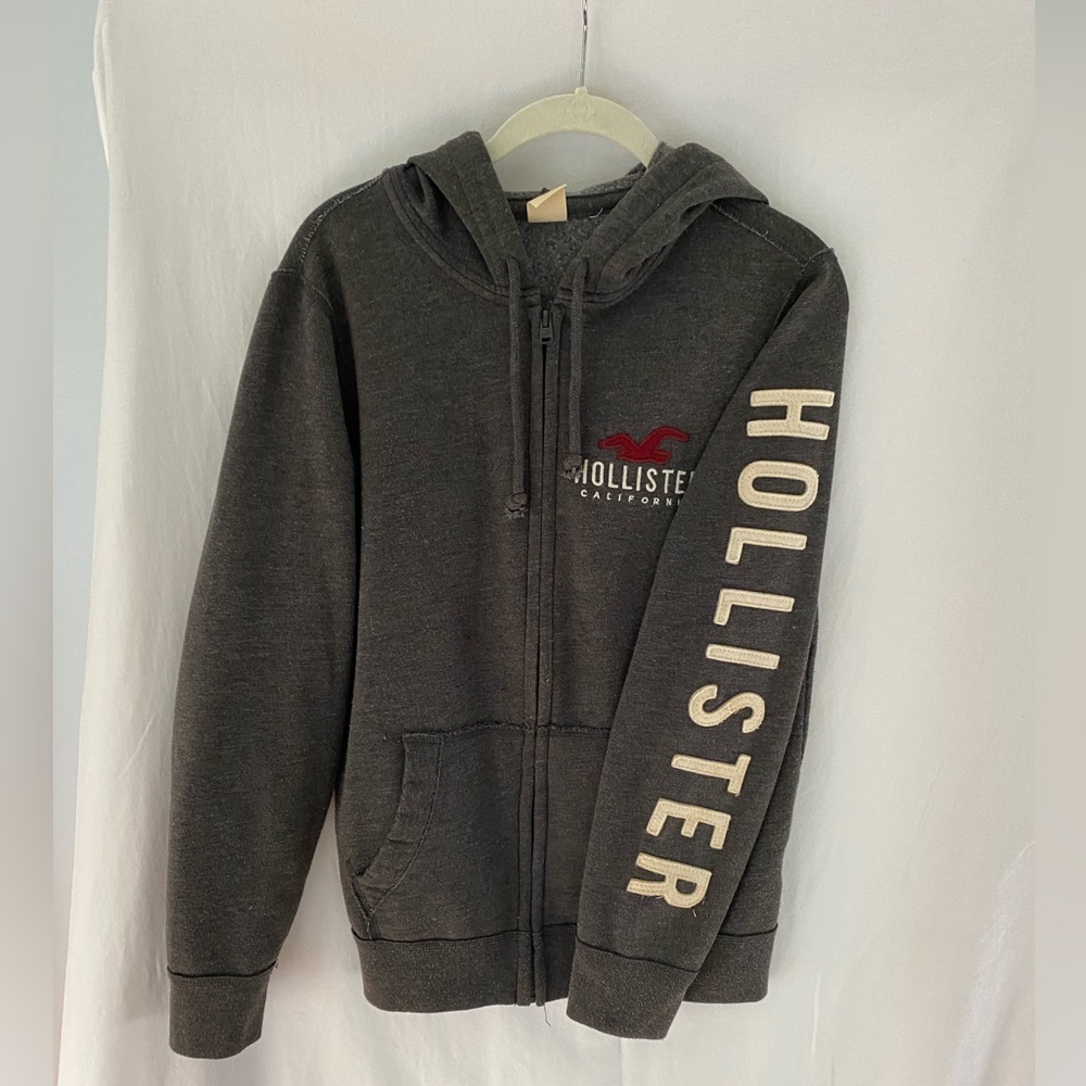 Men’s dark grey zip up hoodie